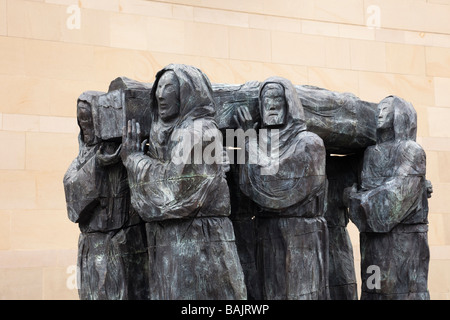 Durham City County Durham Regno Unito Inghilterra scultura in bronzo di sei monaci che trasportano St Cuthbert s bara Foto Stock