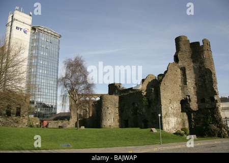 Città di Swansea, Galles del Sud. Swansea rovine del castello con la costruzione di BT a riga del filamento in background. Foto Stock