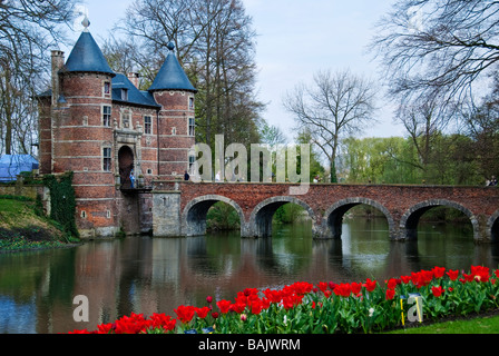 Il Giardino del Castello di Groot-Bijgaarden è una popolare destinazione turistica durante la primavera in Belgio. Foto Stock