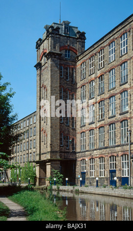 Clarence Mill da Macclesfield Canal, Bollington, Cheshire, Inghilterra, Regno Unito Foto Stock