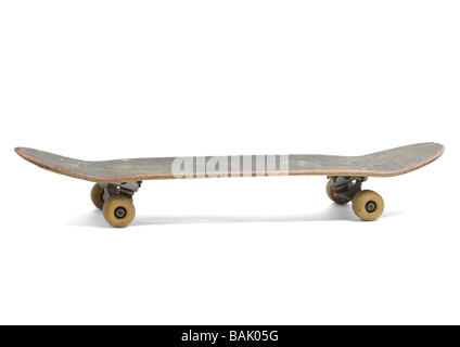 Il vecchio skateboard su sfondo bianco Foto Stock