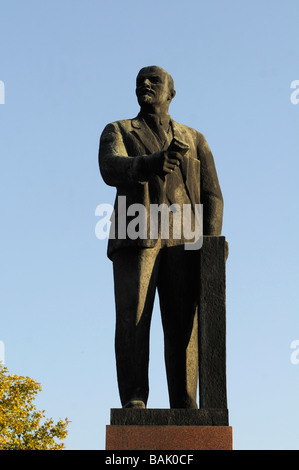 Statua in bronzo di Russo leader comunista Lenin, fondatore dell'Unione Sovietica, in Simferopol, Crimea, penisola, Ucraina. Foto Stock