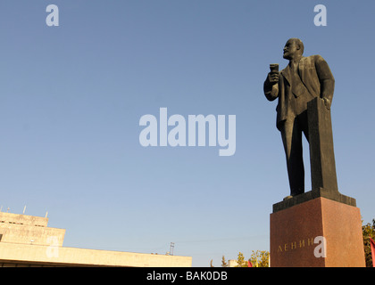 Statua in bronzo di Russo leader comunista Lenin, fondatore dell'Unione Sovietica, in Simferopol, Crimea, penisola, Ucraina. Foto Stock