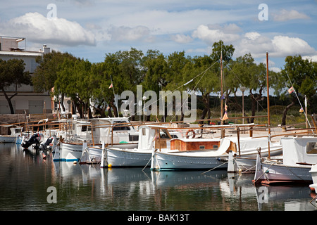 Barche da pesca ormeggiate nel porto vecchio Portocolom Mallorca Spagna Spain Foto Stock