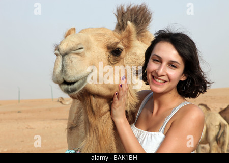 Turistico a un allevamento di cammelli Dubai Emirati Foto Stock