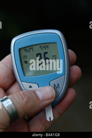 Sistema di monitoraggio del glucosio nel sangue con un medio livello di lettura Foto Stock