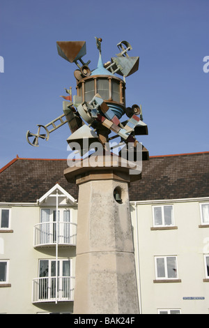 Città di Swansea, Galles. Vista ravvicinata del Robert Conybear creato torre faro scultura, a Swansea Marina lungomare. Foto Stock