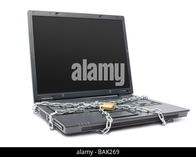 Tastiera portatile avvolto intorno con catena di metallo e bloccato con un lucchetto shot su bianco Foto Stock