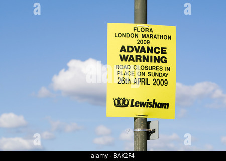 Un avvertimento avanzato di chiusura della strada London Marathon Blackheath London REGNO UNITO Foto Stock