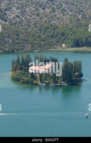 Separate la chiesa alla piccola isola Krka Nationalpark Croazia Europa orientale Foto Stock