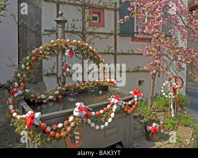 Pasqua ben colorate uova di pasqua a decorazione su una fontana in Hiltpoltstein Baviera Alta Franconia Germania Foto Stock