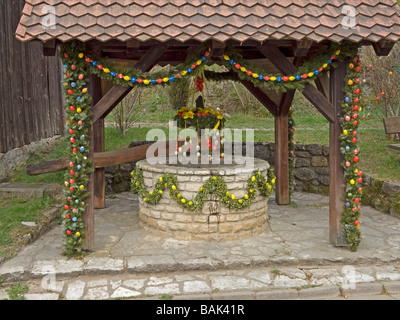 Pasqua ben colorate uova di pasqua a decorazione su una fontana in Svizzera della Franconia Bavarese Alta Franconia Germania Foto Stock