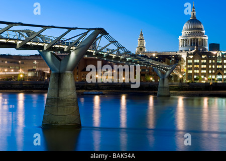 Il Millennium Bridge, St Pauls Cathedral e il fiume Tamigi di notte, Londra, Inghilterra, Regno Unito Foto Stock