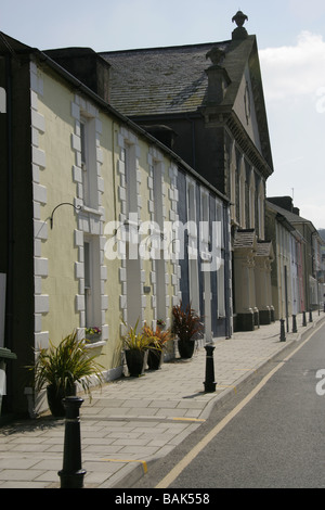 Città di Aberaeron, Galles. Bella scena di strada del pastello case dipinte nella pittoresca cittadina gallese di Aberaeron. Foto Stock