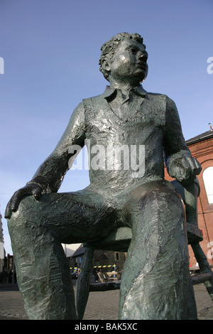 Città di Swansea, Galles. John Doubleday scolpito Dylan Thomas scultura nel quartiere marittimo di Swansea Marina. Foto Stock