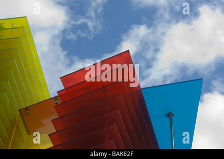 'Modello per un hotel 2007', la scultura contemporanea da Thomas Schütte su zoccolo in Trafalgar Square a Londra. Foto Stock