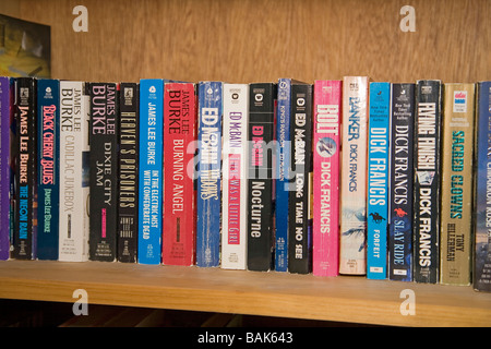 I libri tascabili su una home libreria Foto Stock