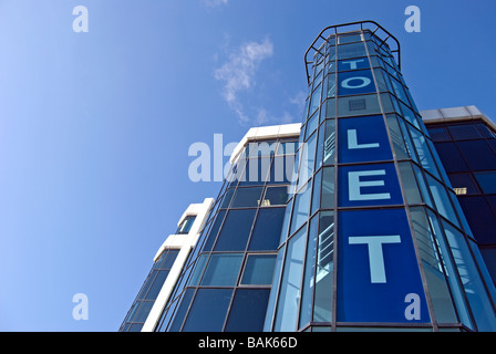 British per far firmare su un moderno edificio per uffici Foto Stock