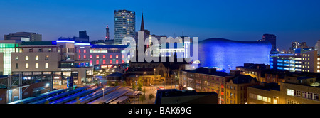 Immagine panoramica del centro cittadino di Birmingham di notte con Selfridges, St Martin's Church & La Rotunda, West Midlands, England, Regno Unito Foto Stock