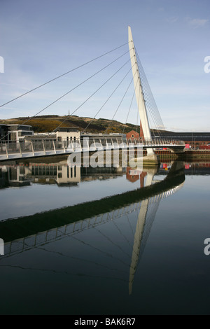 Città di Swansea, Galles. Progettato dagli architetti Wilkinson Eyre, Swansea Vela ponte si trova oltre il Fiume Tawe. Foto Stock