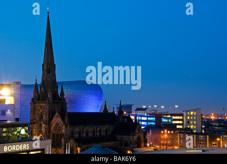 Birmingham City Center dotato di St Martin's Church e dal grande magazzino Selfridges, Birmingham, West Midlands, England, Regno Unito Foto Stock