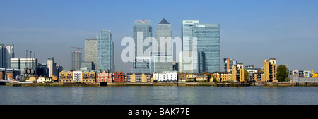 Gli uffici e gli appartamenti in riva al fiume del grattacielo sono situati nell'area di sviluppo di Canary Wharf, nei Docklands londinesi sul Tamigi, sull'Isola di Dogs Foto Stock