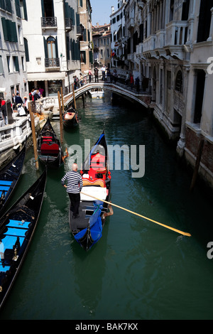 Gondola gondoliere canal trasporto turismo turisti viaggio Venezia Italia Foto Stock