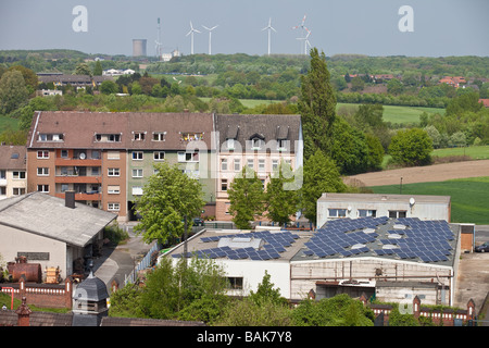 Paesaggio con turbine eoliche e batterie solari su tetti in Dortmund ,Germania. Foto Stock