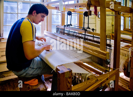 Tessitura dello studente presso il Collegio di Berea Log House Galleria di artigianato in Berea Kentucky Foto Stock