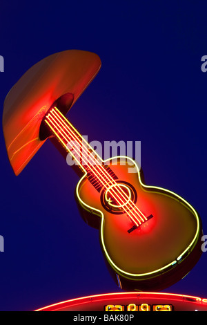 Insegna al neon lungo Broadway Nashville Tennessee USA Foto Stock