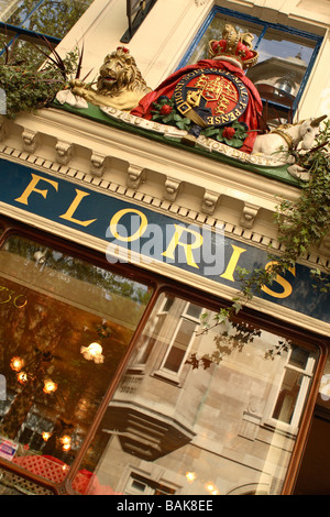 Londra di esclusiva Floris profumo e fragranza store shop a 89 Jermyn Street ha un mandato reale Foto Stock