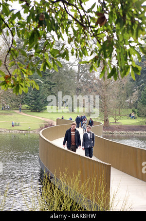 La gente cammina su un ponte di Kew Gardens, West London Foto Stock