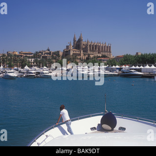 Entrando in Palma International Boat Show 2009 a bordo di una Sanlorenso SL88 Superyacht Foto Stock