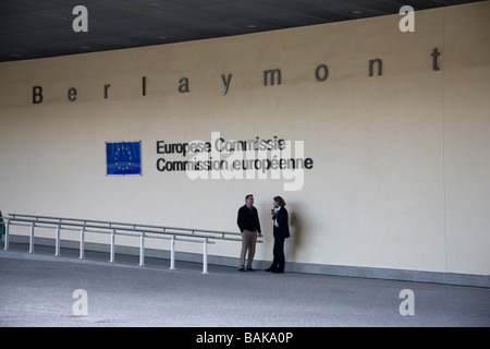 Due uomini in una conversazione a ridosso degli edifici della Commissione europea a Bruxelles Belgio Foto Stock