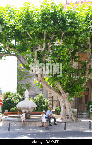 Fontana nella piazza principale Chateauneuf du Pape Rhone Francia Foto Stock