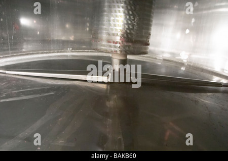 Serbatoio di fermentazione di bracci rotanti ad agitare le fecce colonna forata per pompa deve le Cellier des princes Chateauneuf du Pape rhone Foto Stock