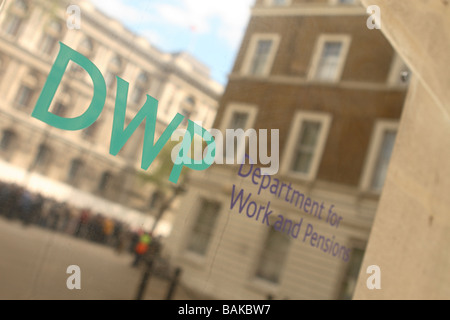 DWP Dipartimento per il lavoro e le pensioni di governo entrata segno edificio in Whitehall London Foto Stock