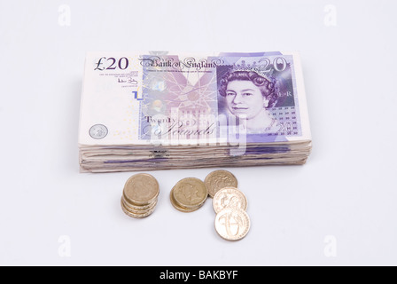 British denaro contro uno sfondo bianco Foto Stock
