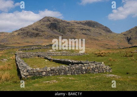 Il Roman Fort,Hardknott Castle con Hard Knott e passare dietro.Il Parco nazionale del Lake District,Cumbria Inghilterra England Foto Stock