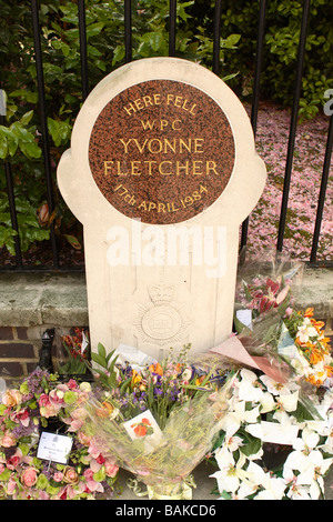 Londra memoriale al WPC Yvonne Fletcher sparato e ucciso in St James's Square al di fuori dell'Ambasciata libica nel 1984 Foto Stock