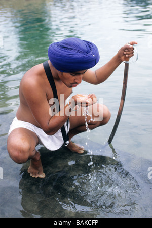 India, stato del Punjab, Anandpur Sahib, abluzioni rituali Foto Stock