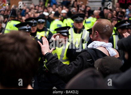 Anti-capitalista manifestanti radunati presso la banca di Inghilterra alla vigilia del vertice del G20, che è diventata violenta con la polizia Foto Stock