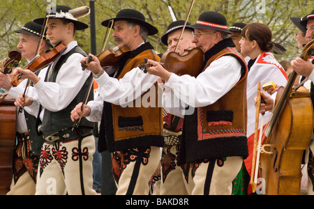 Un gruppo di uomini in abiti tradizionali di riproduzione di musica in Chicago parata polacco Foto Stock