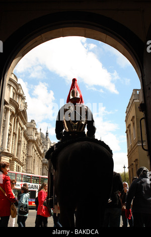 Londra cerimoniale di soldato di cavalleria della famiglia su parade presso la sfilata delle Guardie a Cavallo in Whitehall London Foto Stock