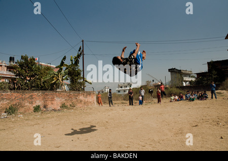 Ragazzo esegue la ginnastica Foto Stock