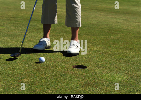 Signora golfista tenendo la sua messa girato sul campo da golf. Foto Stock