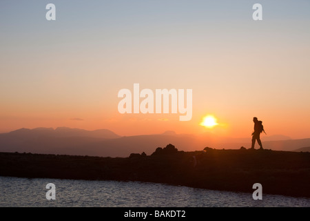 Un deambulatore su Red ghiaioni nel distretto del lago al tramonto REGNO UNITO Foto Stock