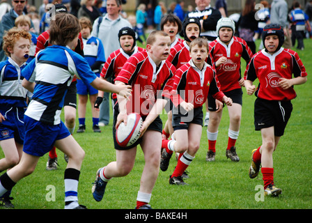 I ragazzi giocando a rugby Foto Stock