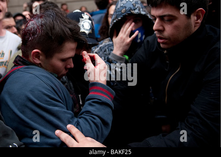 Anti-capitalista manifestanti radunati presso la banca di Inghilterra alla vigilia del vertice del G20, che è diventata violenta con la polizia Foto Stock