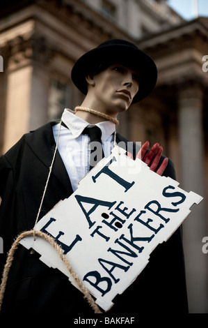 Anti-capitalista manifestanti radunati presso la banca di Inghilterra alla vigilia del vertice del G20, che è diventata violenta con la polizia Foto Stock